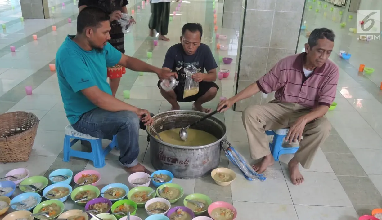 Takmir Masjid Pekojan Semarang mempersiapkan menu buka bersama berupa bubur India di Serambi Masjid Pekojan, Jumat (17/5/2019). Tradisi ini berjalan sudah ratusan tahun dan menjadi rujukan kaum dhuafa di sekitar masjid untuk buka puasa. (Liputan6.com/Gholib)