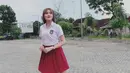 Penyanyi dangdut selalu tersorot gaya penampilannya. Termasuk seorang Nella Kharisma yang tampil curi perhatian dengan seragam SD. Ia dipuji warganet masih terlihat pantas pakai seragam SD. Foto Nella ini banjir like dan komentar. (Liputan6.com/IG/nella_kharisma)
