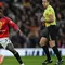 Gelandang Manchester United asal Inggris bernomor punggung 37, Kobbie Mainoo (depan kiri), mengontrol bola selama pertandingan Liga Inggris antara Manchester United dan Fulham di Old Trafford, Manchester, barat laut Inggris, pada 1 Februari 2026. (Paul ELLIS/AFP)