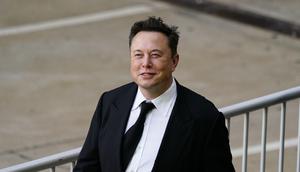 Elon Musk berjalan dari pusat peradilan di Wilmington, Delaware, Amerika Serikat, Senin (12/7/2021). Pemegang saham menuduh Elon Musk memperkaya dirinya serta keluarganya dengan kesepakatan yang terjadi pada 2016 terkait masalah akuisisi SolarCity. (AP Photo/Matt Rourke)