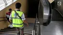 Petugas berjalan masuk menuju Stasiun MTR Bendungan Hilir saat terjadi pamadaman listrik di wilayah Jabodetabek, Jakarta, Minggu (4/8/2019). Listrik padam terjadi akibat gangguan pada sisi transmisi Ungaran dan Pemalang. (Liputan6.com/JohanTallo)