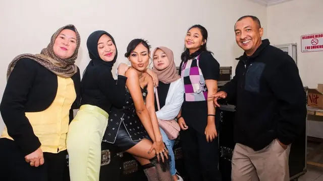 Kebersamaan Novia Bachmid dengan orangtua dan adiknya