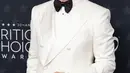 5. Aktor Mark-Paul Gosselaar tampil dengan Speedmaster Moonwatch dengan case dan bracelet dalam 18K Moonshine™ Gold. [Dok/OMEGA].