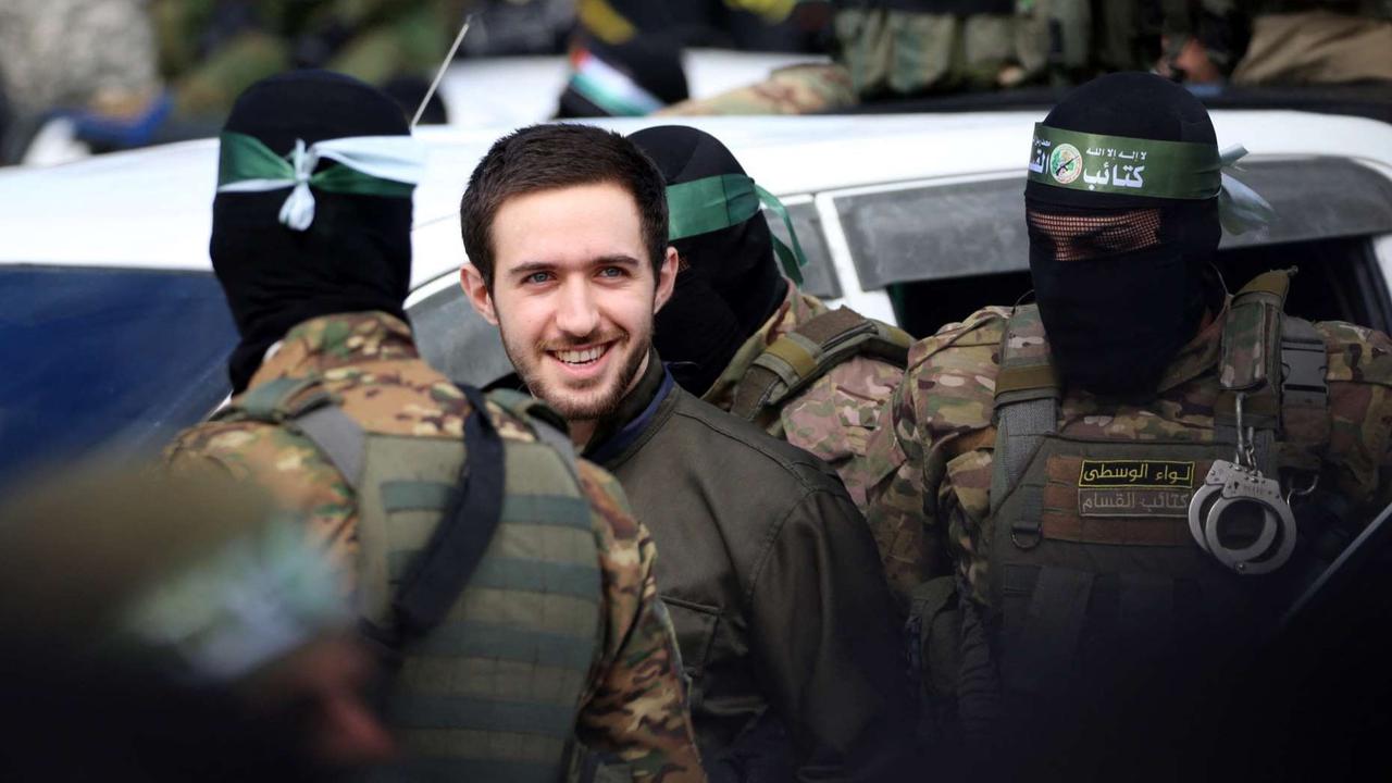 Momen Sandera Israel Cium Kening Pejuang Hamas