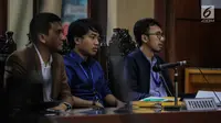 Ketua Wadah Pegawai KPK Yudi Purnomo (kiri) saat mengikuti persidangan gugatan Wadah Pegawai KPK dengan terguguat Pimpinan KPK di Pengadilan Tata Usaha Negara Jakarta, Senin (11/3). Majelis Hakim menolak gugatan ini. (Liputan6.com/Faizal Fanani)
