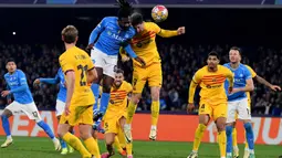 Bertandang ke Stadion Diego-Armando-Maradona, Barcelona harus puas bermain imbang. (Tiziana FABI/AFP)