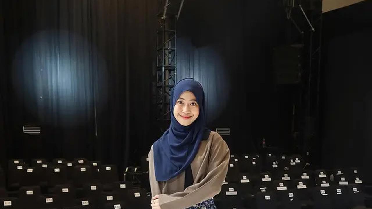 Tanpa Serba Hitam, Adiba Khanza Keluar dari Zona Nyaman dengan Outfit Bernuansa Biru Saat Hadiri Fashion Show