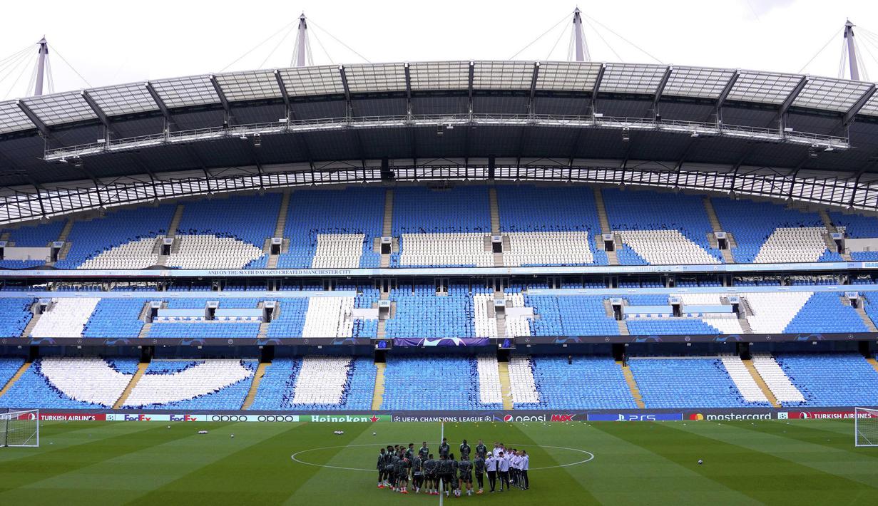 Pemain dan pelatih Real Madrid berkoordinasi saat melakukan latihan menjelang laga semifinal Liga Champions 2022/2023 melawan Manchester City di Etihad Stadium, Manchester, Selasa (16/05/2023) waktu setempat. (AP Photo/PA/Martin Rickett)
