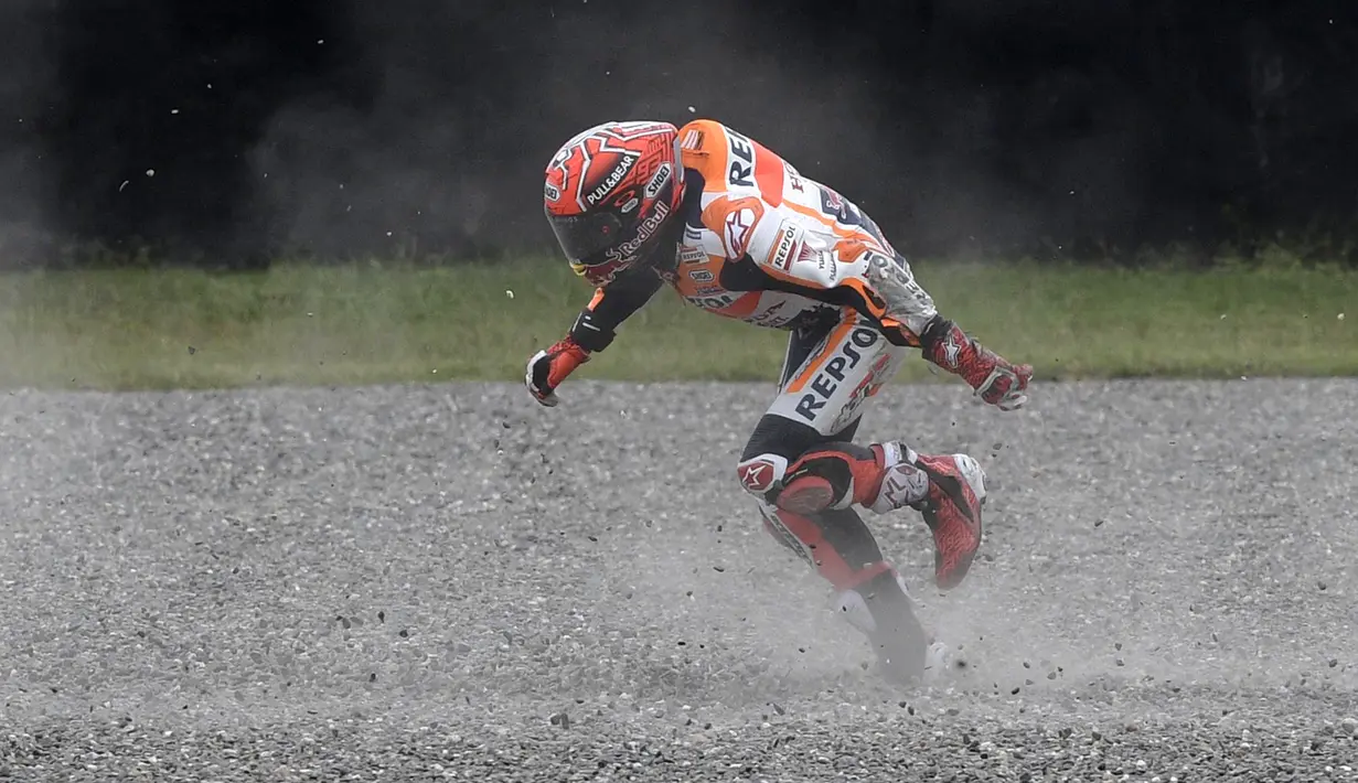 Marc Marquez terpental dari lintasan saat berlaga di Grand Prix Argentina, Minggu (9/4). Marc Marquez hilang kendali saat hendak menikung ke kiri.(AFP Photo/ JUAN MABROMATA)