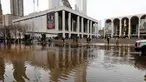 Banjir menggenangi jalanan dekat Lincoln Center for the Performing Arts di New York, Amerika Serikat, Senin (13/1/2020). Banjir diakibatkan rusaknya saluran air utama yang berdiameter tiga kaki. (AP Photo/Richard Drew)