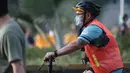 Seorang pesepeda mengenakan masker saat bersepeda di kawasan Car Free Day (CFD) Jakarta di tengah sebaran abu vulkanik yang berdampak pada kualitas udara, Minggu (6/9/2026). (KLY/Budy Santoso)