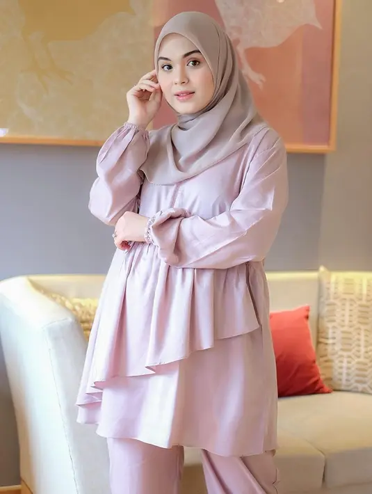 "Alhamdulillah telah lahir, putra pertama kami Ali Razi Bawazier @alirazibawazier. Pada 6 Januari 2021 pukul 02.26 wib yang dibantu oleh Dr.Agriana @agrianasusilo dan tim @rsiabinamedika," tulis Vebby. (Instagram/vebbypalwinta)