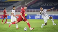 Peluang emas Persija kemudian tercipta pada menit ke-55 lewat tendangan Marko Simic. Sayang, tendangannya masih mampu diblok oleh bek Leonard Tupamahu. (Bola.com/Bagaskara Lazuardi)