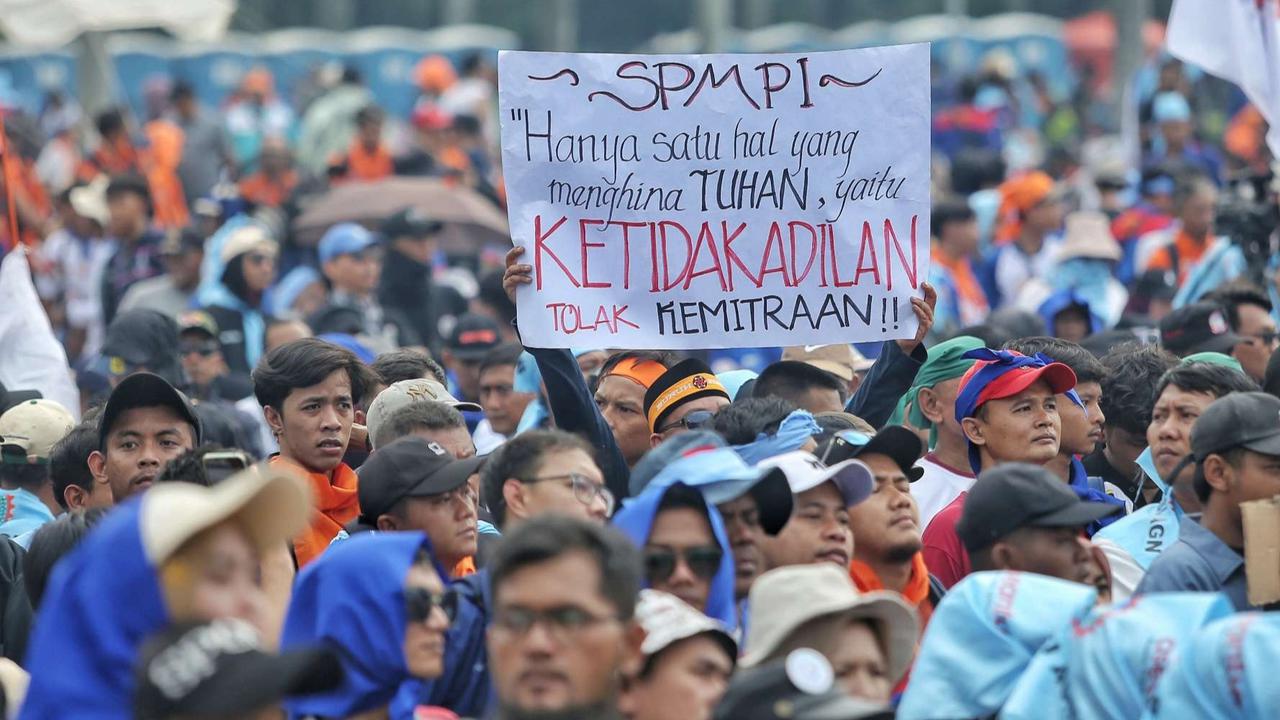 FOTO: Ribuan Pekerja Padati Monas dalam Peringatan Hari Buruh Internasional 2025