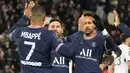 Penyerang PSG, Lionel Messi (tengah) merayakan dengan rekan setimnya Neymardan Kylian Mbappe setelah mencetak gol ke gawang Lorient pada pertandingan lanjutan Liga 1 Prancis di stadion Parc des Princes di Paris, Senin (4/4/2022). PSG menang telak atas Lorient 5-1. (AP Photo/Michel Euler)