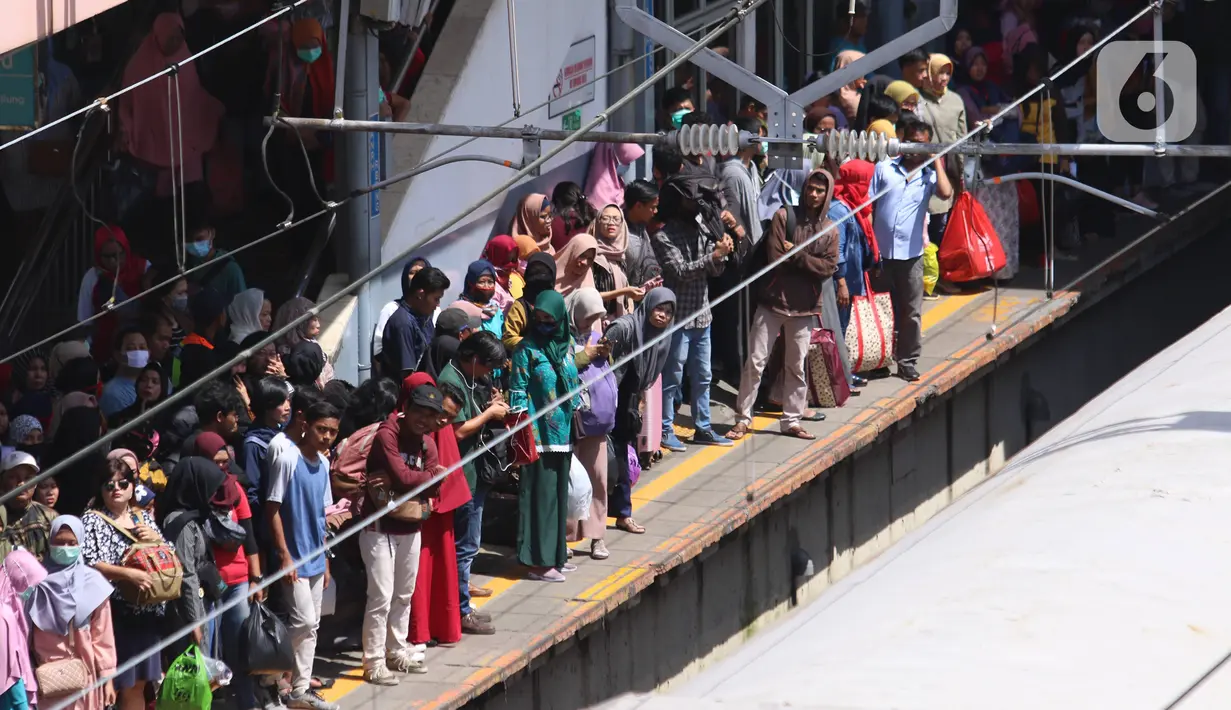 Sejumlah calon penumpang menunggu kedatangan KRL Commuter Line di Stasiun Tanah Abang, Jakarta, Sabtu (7/3/2020). Masuknya virus Corona atau Covid-19 di Indonesia belum mempengaruhi minat masyarakat untuk tetap bepergian menggunakan transportasi umum. (Liputan6.com/Angga Yuniar)