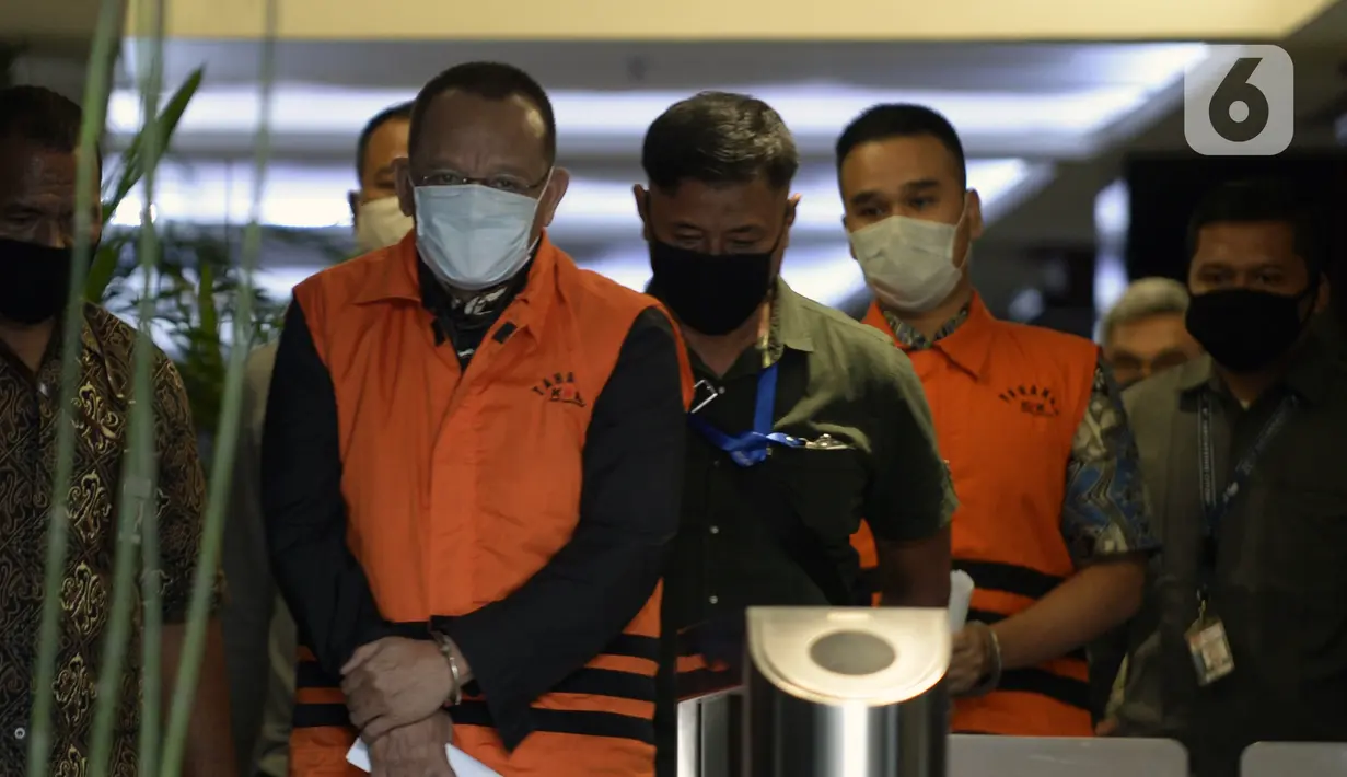 Mantan Sekretaris MA Nurhadi (kedua kiri) dan menantunya Rezky Hebriyono (kedua kanan) memakai rompi tahanan usai ditangkap KPK di Gedung KPK, Jakarta, Selasa (2/6/2020). KPK menangkap Nurhadi dan menantunya terkait kasus dugaan suap gratifikasi pengurusan perkara di MA. (merdeka.com/Dwi Narwoko)