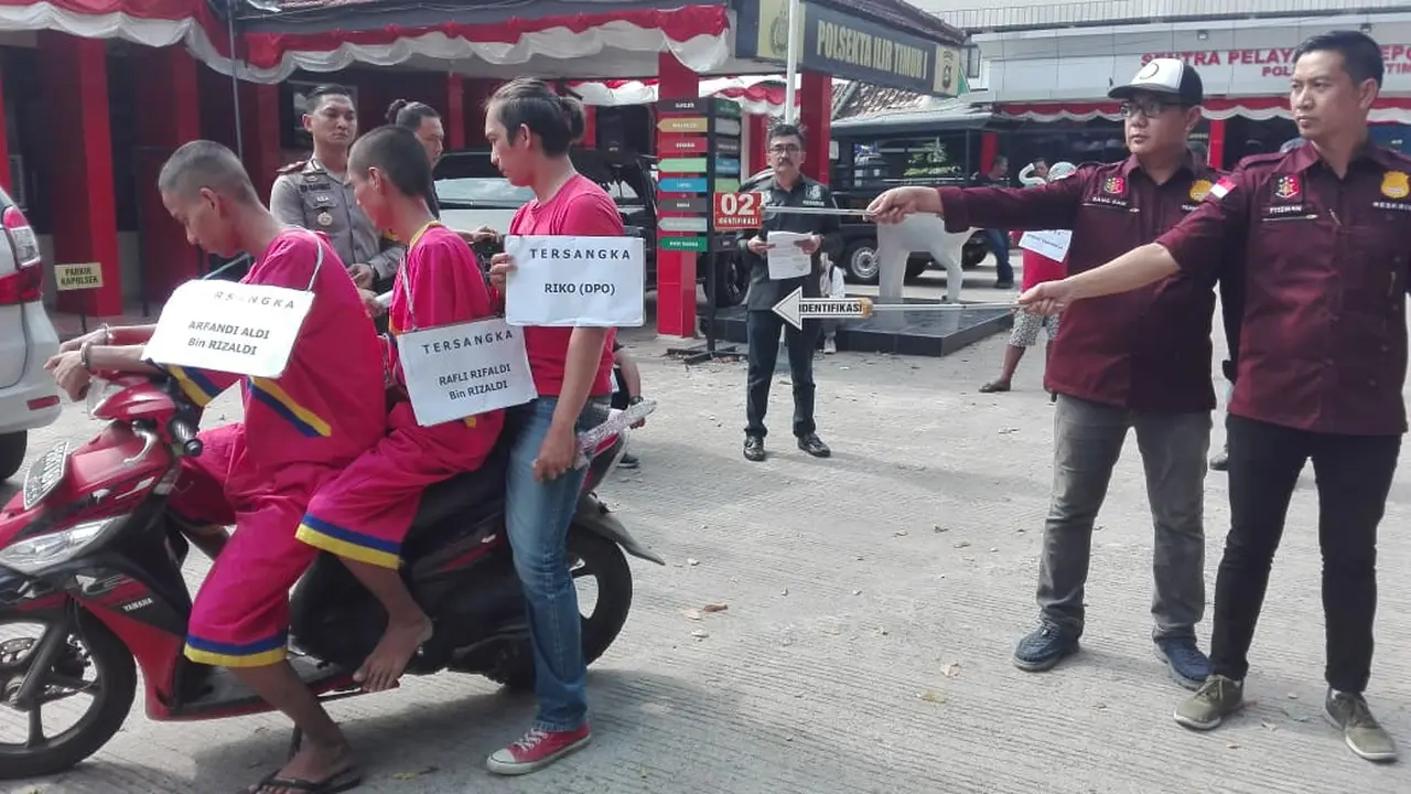Dua Kakak Beradik Reka Ulang Pembunuhan Tukang Parkir di Palembang