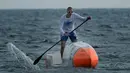 Nicolas Jarossay saat berlatih dengan papan selancar dayung atau Stand Up Paddel (SUP) di perairan lepas Martigues, Perancis, Selasa (15/3). Jarossay berencana akan melakukan aksi nekat dengan menyeberangi Samudera Atlantik. (AFP/BORIS HORVAT)
