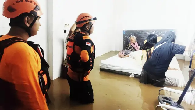 Tim dari BPBD Lumajang evaluasi warga dari banjir ke tempat yang aman.