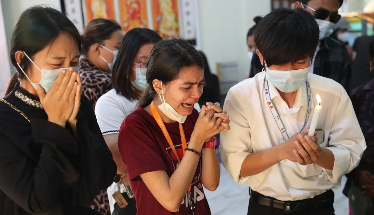 Orang-orang menangis melihat tubuh Kyal Sin atau akrab disapa Angel, yang tewas dalam demonstrasi menentang kudeta militer, di Mandalay, Myanmar, Rabu (3/3/2021). Mahasiswa 19 tahun tersebut kepalanya tertembus timah panas yang diletuskan oleh petugas militer Myanmar. (AP Photo)