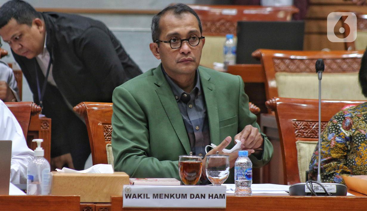 Wakil Menteri Hukum dan HAM RI, Edward Omar Sharif Hiariej mengikuti rapat kerja dengan Komisi III DPR RI di Kompleks Parlemen, Senayan, Jakarta, Rabu (9/11/2022). Rapat tersebut membahas penyampaian penyempurnaan Rancangan Kitab Undang-undang Hukum Pidana (RKUHP) hasil sosialisasi Pemerintah. (Liputan6.com/Angga Yuniar)