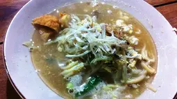 Presiden Joko Widodo punya warung makan favorit sendiri di kota asalnya Solo, Jawa Tengah. Warung makan langganan Jokowi ini sangat sederhana yang hanya beratap seng dan kain kuning tetapi warung ini menjadi makanan legendaris di kota Solo. (Istimewa)