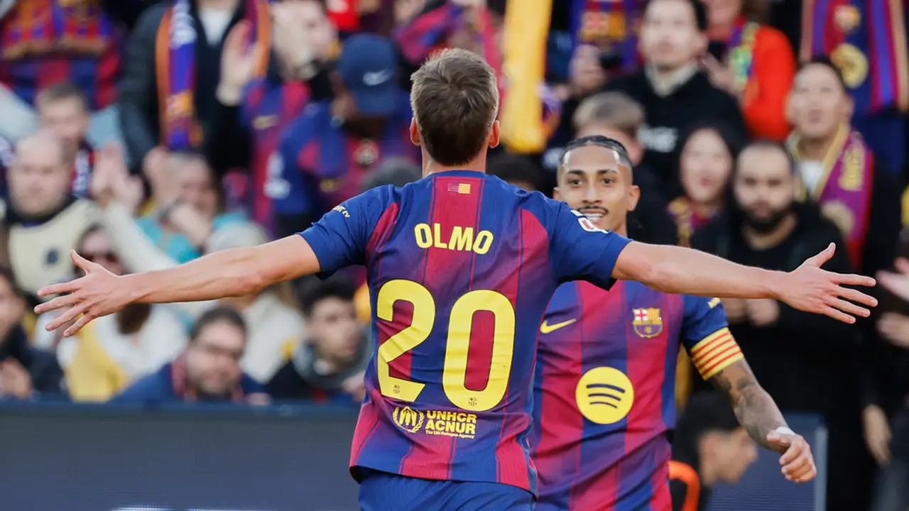 Pemain Barcelona, Dani Olmo, merayakan gol bersama rekannya, Raphinha
