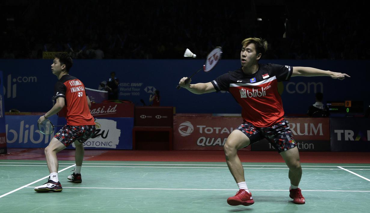 Ganda putra Indonesia, Kevin Sanjaya/Marcus Gideon, saat melawan wakil India, Satwiksairaj Rankireddy/Chirag Shetty, pada Indonesia Open 2019 di Istora, Jakarta, Kamis (17/7). Kevin/Marcus menang 21-15, 21-14. (Bola.com/Yoppy Renato)
