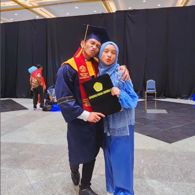6 Potret Wisuda Rizki DA Didampingi Hersa Rahayu,