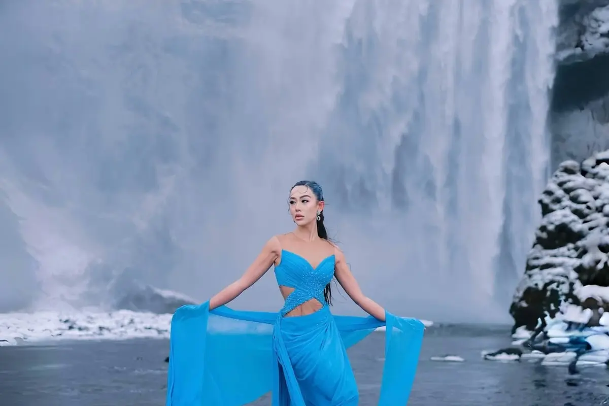 Potret Totalitas Olivia Tan Tampil Anggun Jadi Elsa Frozen di Iceland, Pakai Gaun Tanpa Lengan di Suhu -10 Derajat Celsius