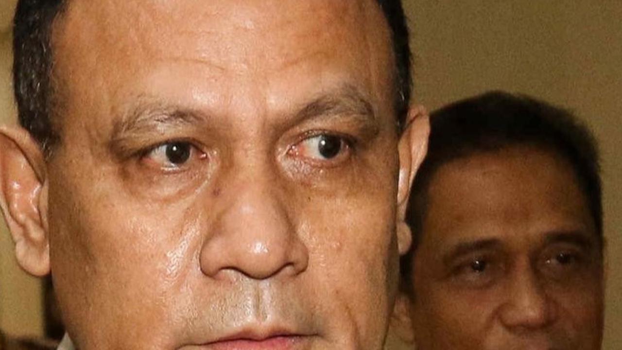Potret Firli Bahuri Lempar Senyum Usai Jalani Pemeriksaan di Bareskrim Polri