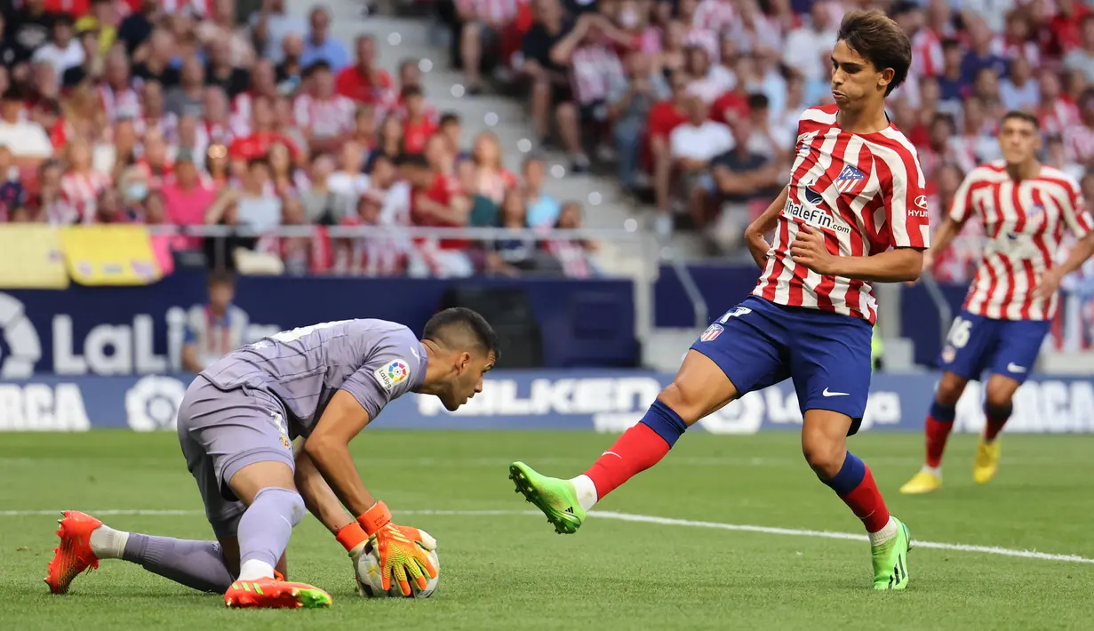 Pemain depan Atletico Madrid  Joao Felix menantang kiper Villarreal Geronimo Rulli (kiri) pada lanjutan Liga Spanyol 2022/2023 di Stadion Wanda Metropolitano, Madrid, Senin (22/8/2022) dini hari WIB. Atletico Madrid menelan kekalahan kandang kala menjamu Villarreal dengan skor 0-2. (Photo by Thomas COEX / AFP)