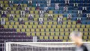 Sejumlah papan berwajah para fans Arema FC terlihat saat laga pekan kesebelas BRI Liga 1 2021/2022 antara Arema FC melawan Persebaya Surabaya di Stadion Manahan, Solo, Sabtu (06/11/2021). (Bola.com/Bagaskara Lazuardi)