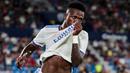 Keunggulan Levante untuk kedua kalinya dipupuskan oleh Vincius Jr. Ia berhasil menuntaskan umpan Benzema di dalam kotak pinalti menjadi gol dari sudut sempit. Kedudukan lagi-lagi menjadi imbang. (Foto: AFP/Jose Miguel Fernandez)