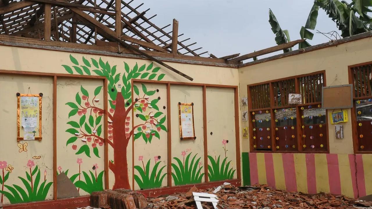 Sekolah Dasar Negeri (SDN) Setiamekar 03 Tambun Selatan, Kabupaten Bekasi, Jawa Barat mengalami musibah ambruknya atap ruangan kelas. Dalam foto yang diambil pada Selasa (12/12/2023) ini memperlihatkan kondisinya yang memprihatinkan.