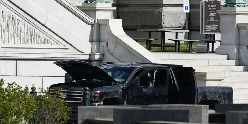 Penampakan Truk Pikap yang Diduga Bawa Bom di Dekat Gedung Capitol