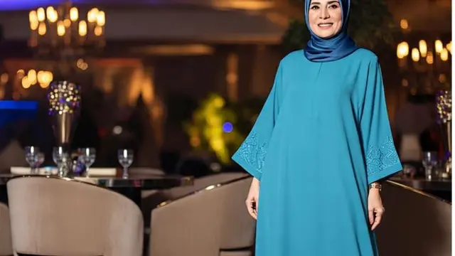 Ilustrasi Model Gamis Kaftan Bordir untuk Kondangan Ibu-ibu Usia 50 Tahunan (Sumber Gambar Meta AI)