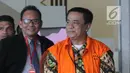Mantan Sekretaris Dinas Pendidikan Kabupaten Klaten Sudirno (kanan) usai menjalani pemeriksaan penyidik di Gedung KPK, Jakarta, Jumat (28/6/2019). Sudirno diperiksa KPK sebagai tersangka terkait kasus dugaan jual beli jabatan di lingkungan Pemkab Klaten pada tahun 2016. (merdeka.com/Dwi Narwoko)