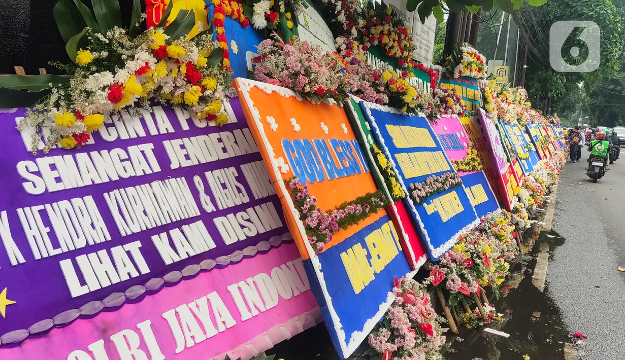 Deretan karangan bunga untuk terdakwa Hendra Kurniawan berjajar di depan Pengadilan Negeri Jakarta Selatan, Senin (27/2/2023). Mantan Karo Paminal Divpropam Polri Hendra Kurniawan akan menjalani sidang vonis dalam perkara kasus "Obstruction of Justice" atau perintangan penyidikan terkait penanganan pembunuhan berencana Nofriansyah Yosua Hutabarat alias Brigadir J. (Liputan6.com/Angga Yuniar)