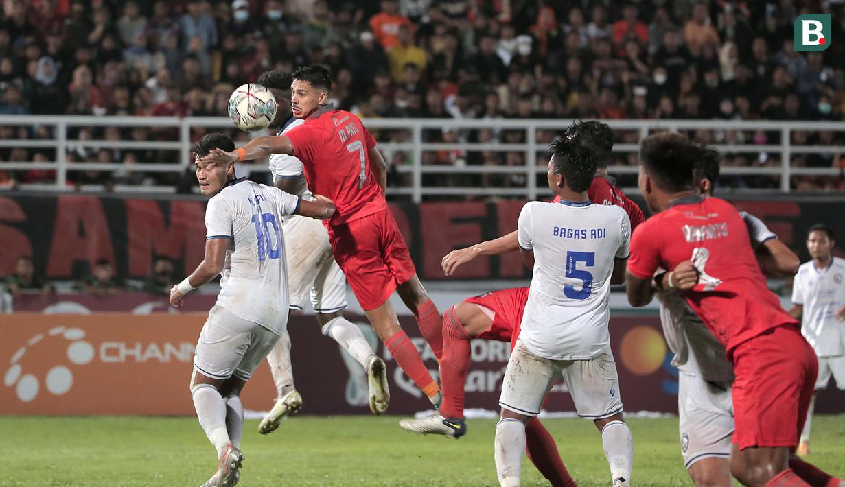 Performa Matheus Pato (dua kiri) sudah terlihat sejak ajang pramusim, Piala Presiden 2022 lalu. Ia mencetak enam gol dan menjadi top skor di ajang itu. Pato rupanya tak mau berhenti sampai di situ. Pemain asal Brasil ini pun kini mencetak delapan gol dan duduk manis di posisi puncak top skor sementara. (Bola.com/Ikhwan Yanuar)
