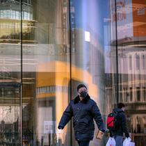 Warga berjalan melewati Apple Store yang tutup di Beijing, China, Selasa (4/2/2020. Belum diketahui bagaimana nasib Apple Store lainnya yang sudah ditutup sejak 1 Februari lalu lantaran wabah virus corona. (AP Photo/Mark Schiefelbein)