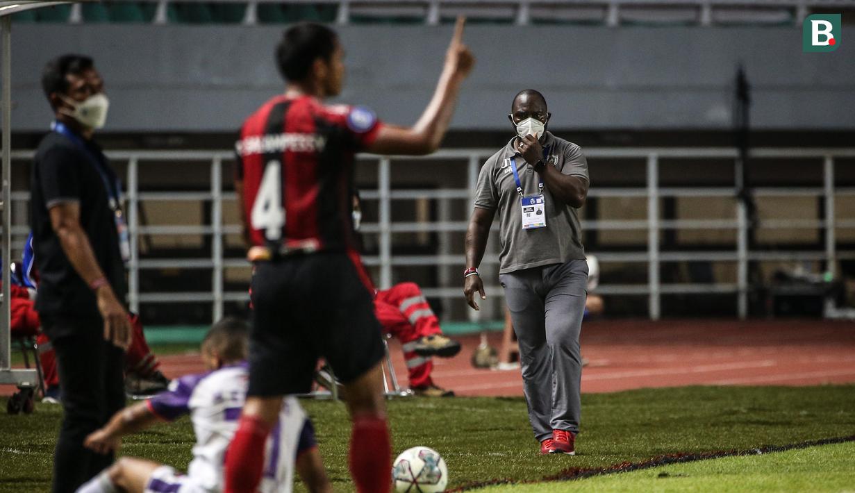 Pelatih Persipura Jayapura, Jacksen F. Tiago saat laga pekan pertama BRI Liga 1 2021/2022 melawan Persita Tangerang di Stadion Pakansari, Bogor, Sabtu (28/08/2021). Persipura kalah 1-2. (Bola.com/Bagaskara Lazuardi)