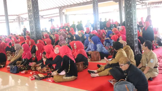 Puluhan orang menonton pagelaran wayang kulit dengan dalang Misiki Ishi, wanita muda asal Jepang. (Foto: Liputan6.com/Dinhubkominfo PBG/Muhamad Ridlo)