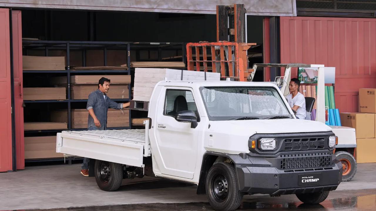 "Toyota kembali ke pasar mobil komersial dengan pasarkan All New Hilux Rangga (4x2), setelah Hiace dan Hilux 4x4."