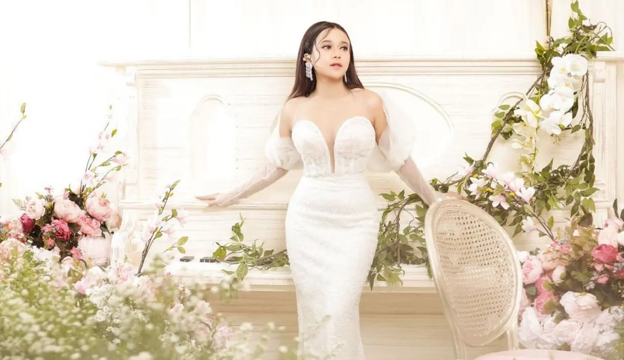 Dalam pemotretan ini, Brisia Jodie tampil dalam balutan busana bernuansa putih. Dengan latar bunga-bunga yang indah, wanita berusia 25 tahun ini pun nampak bak putri dari negeri dongeng. (Liputan6.com/IG/fdphotography90)