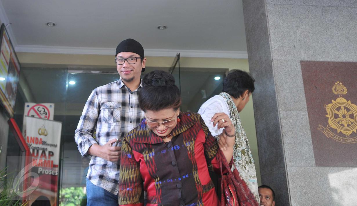 Sammy Simorangkir usai datangi Mabes Polri untuk melaporkan label yang menaunginya di Jakarta, Minggu (9/11/2015). Kabarnya Sammy akan menuntut label rekaman Pro M sebesar Rp 9 miliar. (Liputan6.com/Gempur M Surya)