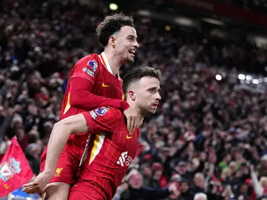 Pemain Liverpool, Diogo Jota (bawah) melakukan selebrasi bersama Curtis Jones (atas) setelah mencetak gol ke gawang Everton dalam laga lanjutan Liga Inggris 2024/2025 di Anfield, Liverpool, Inggris, Rabu (02/04/2025) waktu setempat. (AP Photo/PA/Peter Byrne)