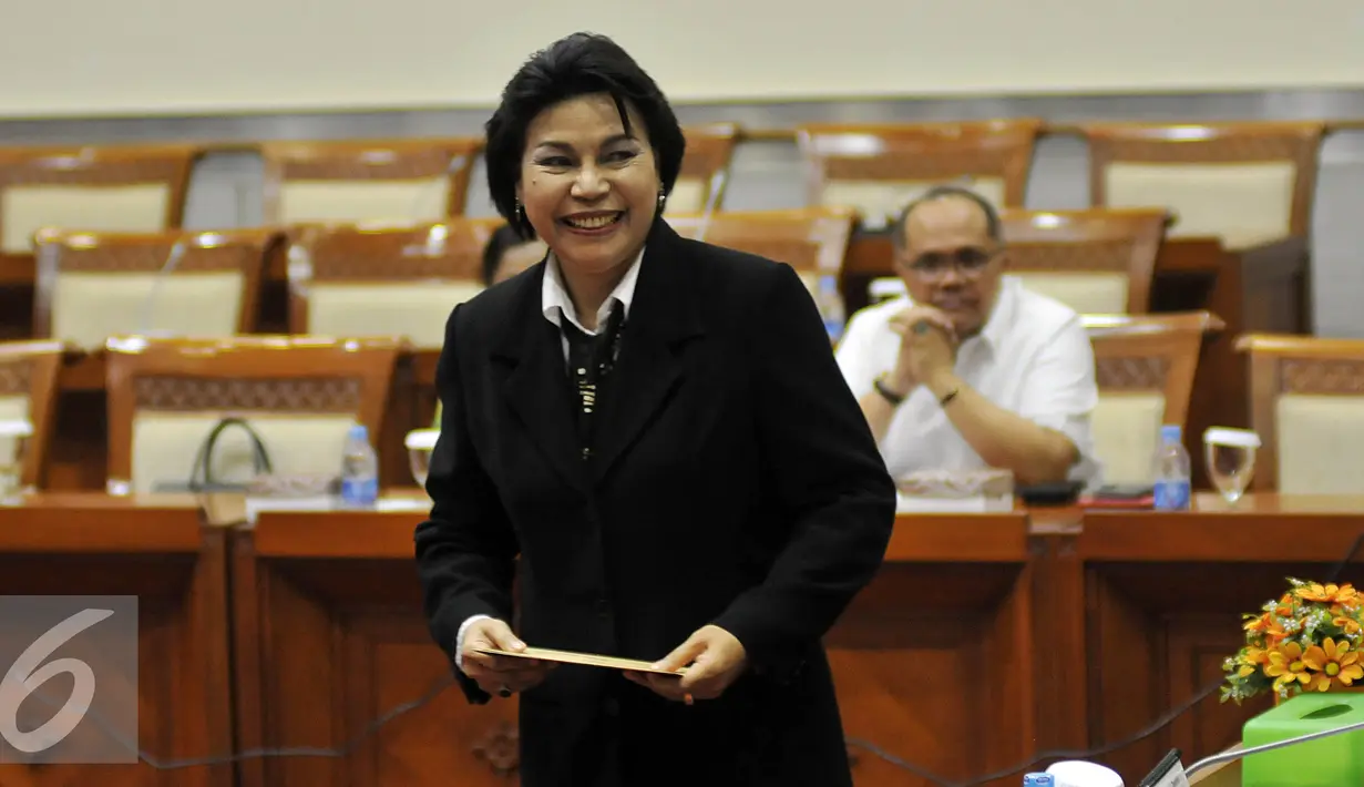 Calon Pimpinan KPK Basaria Panjaiitan saat mengikuti Uji Makalah dengan Komisi III DPR di Jakarta, (4/12). Uji makalah diikuti sembilan dari sepuluh calon pimpinan KPK; sementara satu calon lainnya Busyro Muqodas tidak hadir. (Liputan6.com/Johan Tallo)