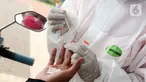 Tenaga medis mengambil sampel darah saat rapid test Covid-19 gratis di danau Asya Jakarta Garden City, Jakarta Timur (28/5/2020).Perumahan  Asya memberikan layanan rapid test sebagai upaya membantu pemerintah dalam menekan penyebaran Covid-19 dengan konsep drive thru. (Liputan6.com/Fery Pradolo)